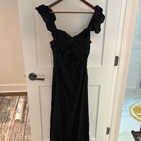 Dresses & Skirts - Chic Black Dress